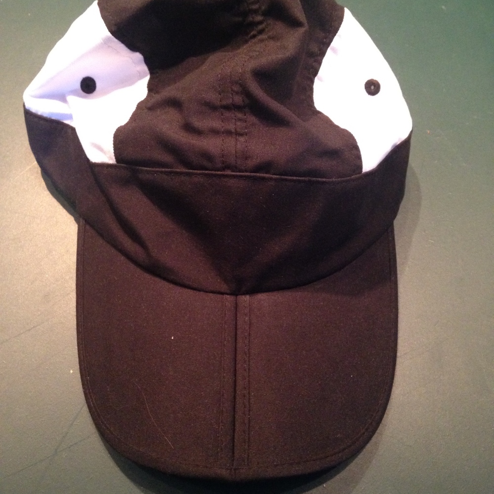 Black and white folding running hat